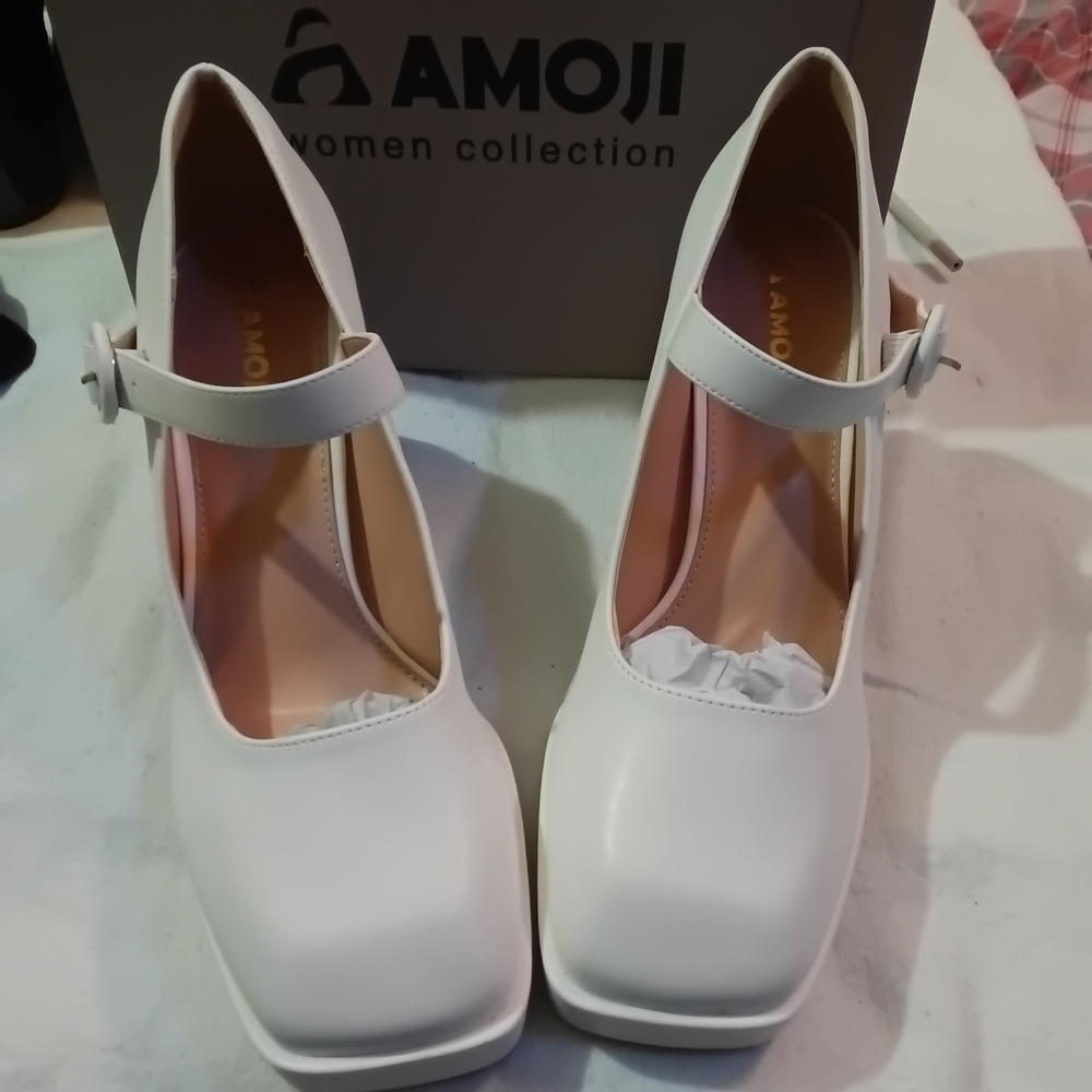 Women's White Shoes 4 in Heels By Amoji Size 9 1/2 New In Box